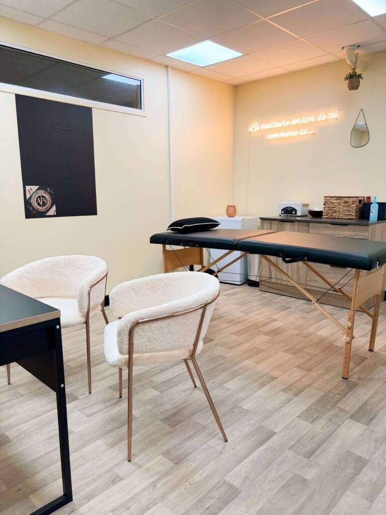 de consultation du cabinet de médecine esthétique à Cayenne, avec table de soins et espace d’échange avec le patient.