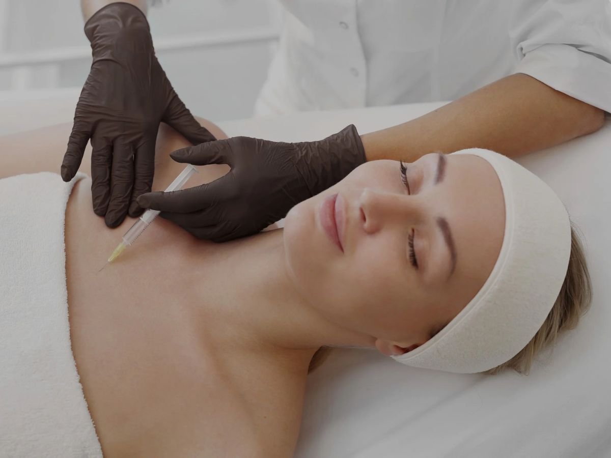 Soin du décolleté par acide hyaluronique