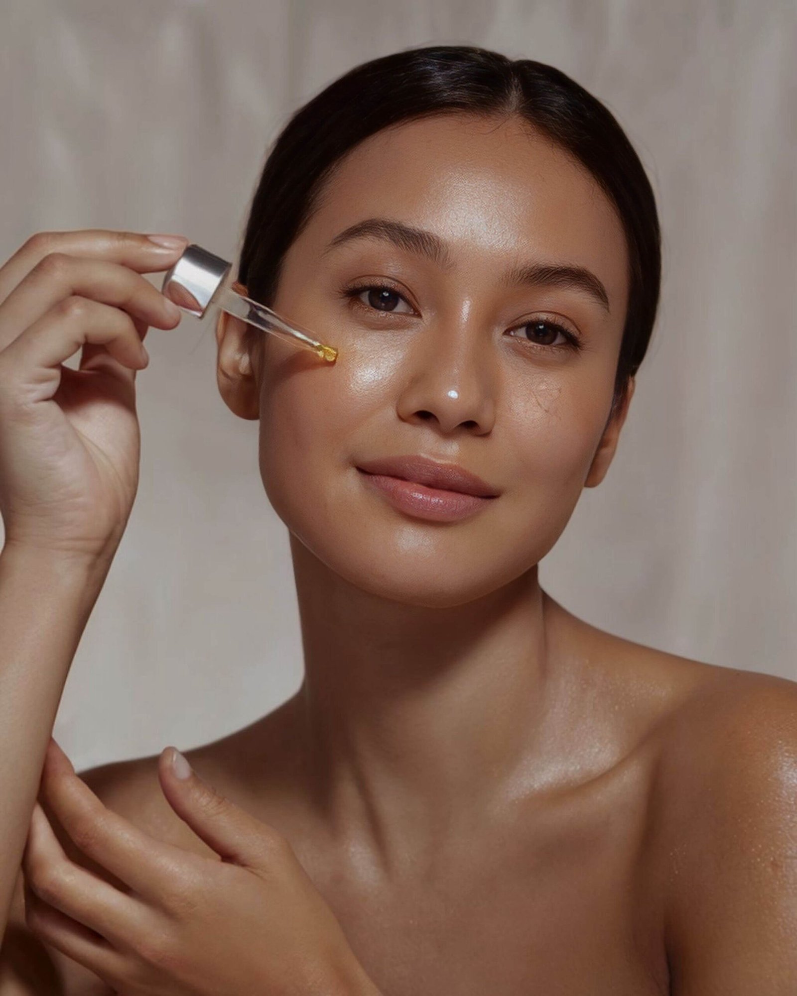 Soin du visage à l’huile de jojoba pour hydrater la peau et cheveux