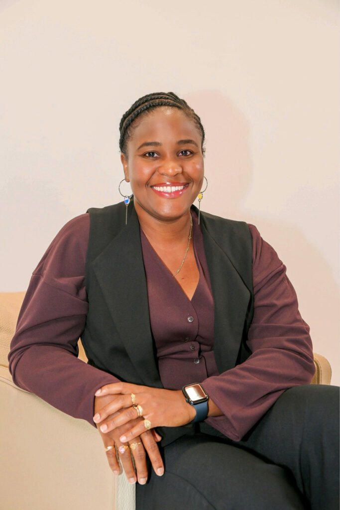 Dr Anémone DE NEEF, médecin en médecine esthétique à Cayenne, présentant son cabinet et ses soins.