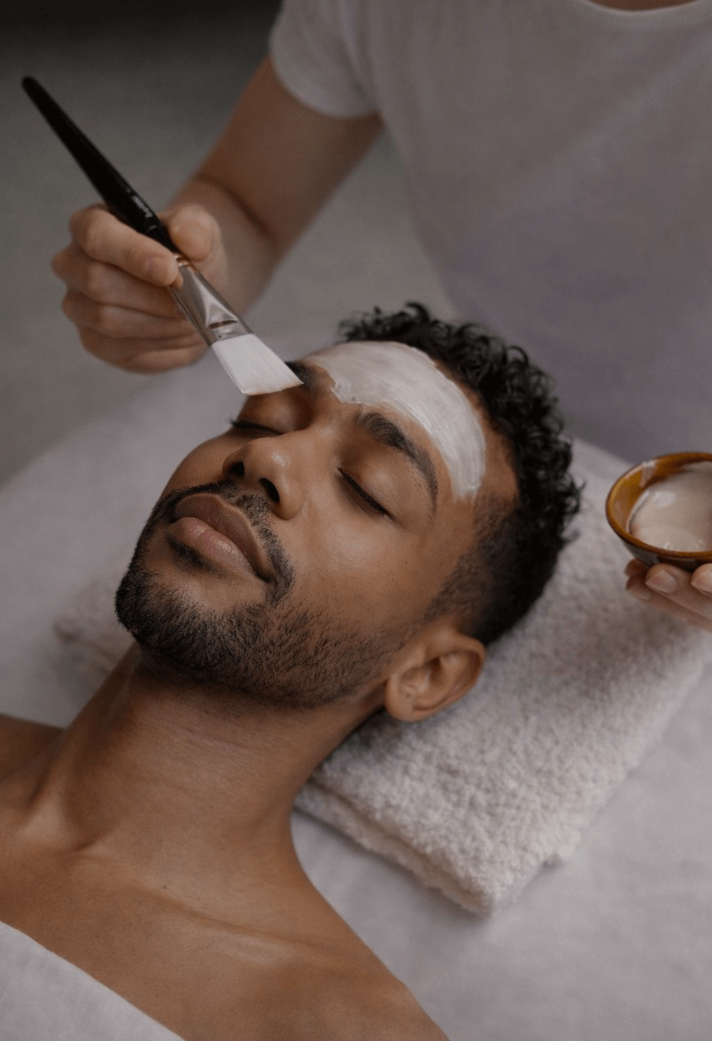 Peeling du visage pour raviver l’éclat de la peau chez l’homme
