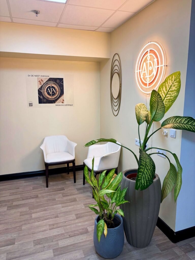 Salle d’attente du cabinet de médecine esthétique à Cayenne, espace d’accueil moderne et apaisant.