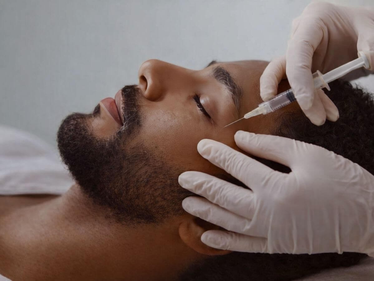 Soin à l’acide hyaluronique du visage chez l’homme pour combler les rides