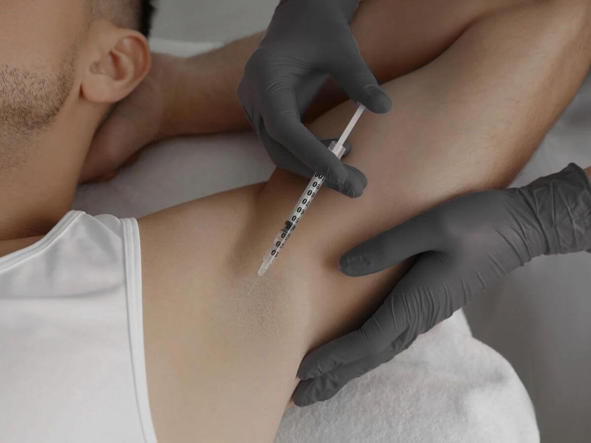 Soin médical de l’hyperhidrose chez l’homme avec injection pour réduire la transpiration