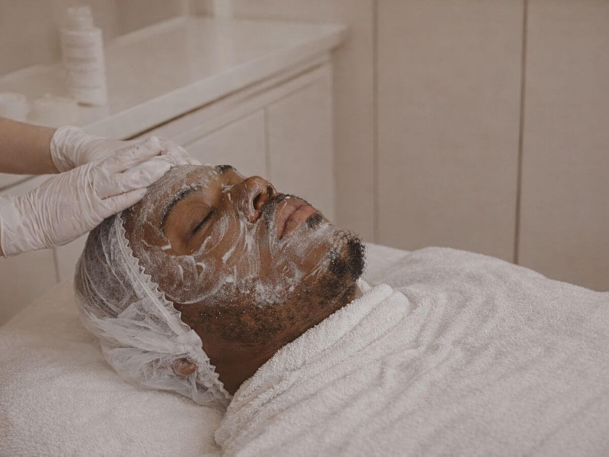Soin peeling du visage chez l’homme pour exfolier et illuminer la peau à Cayenne
